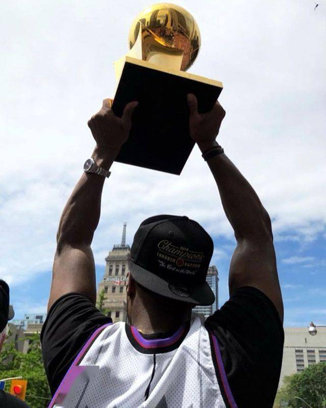 洛瑞晒手举总冠军照片,长文告别多伦多