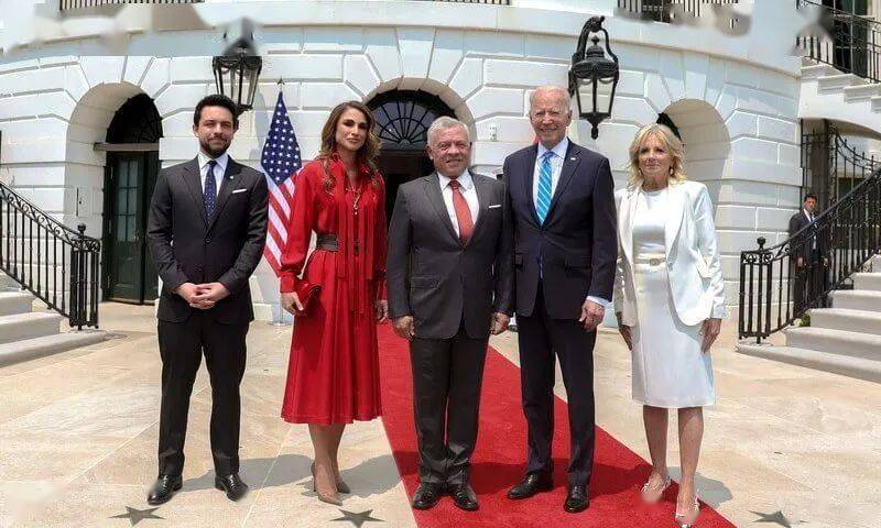 设计|从难民到『全球最美王后』，她比西班牙王后更会穿！