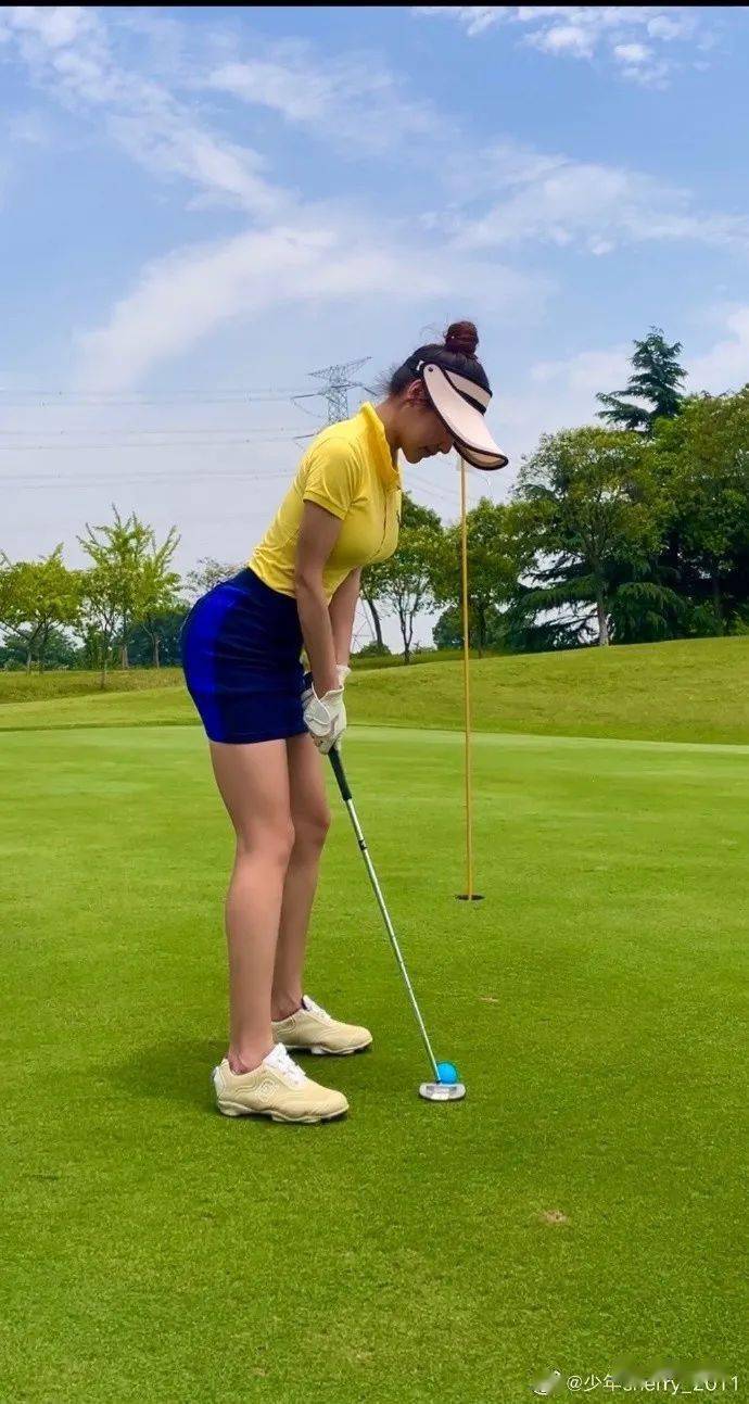 高尔夫女神身材刷屏这也太辣了