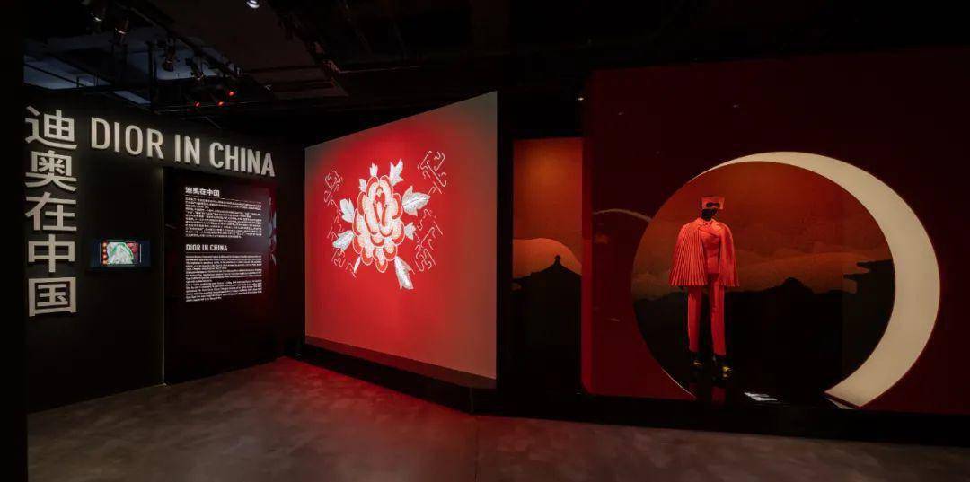登陆|《克里斯汀·迪奥：梦之设计师》展览登陆成都