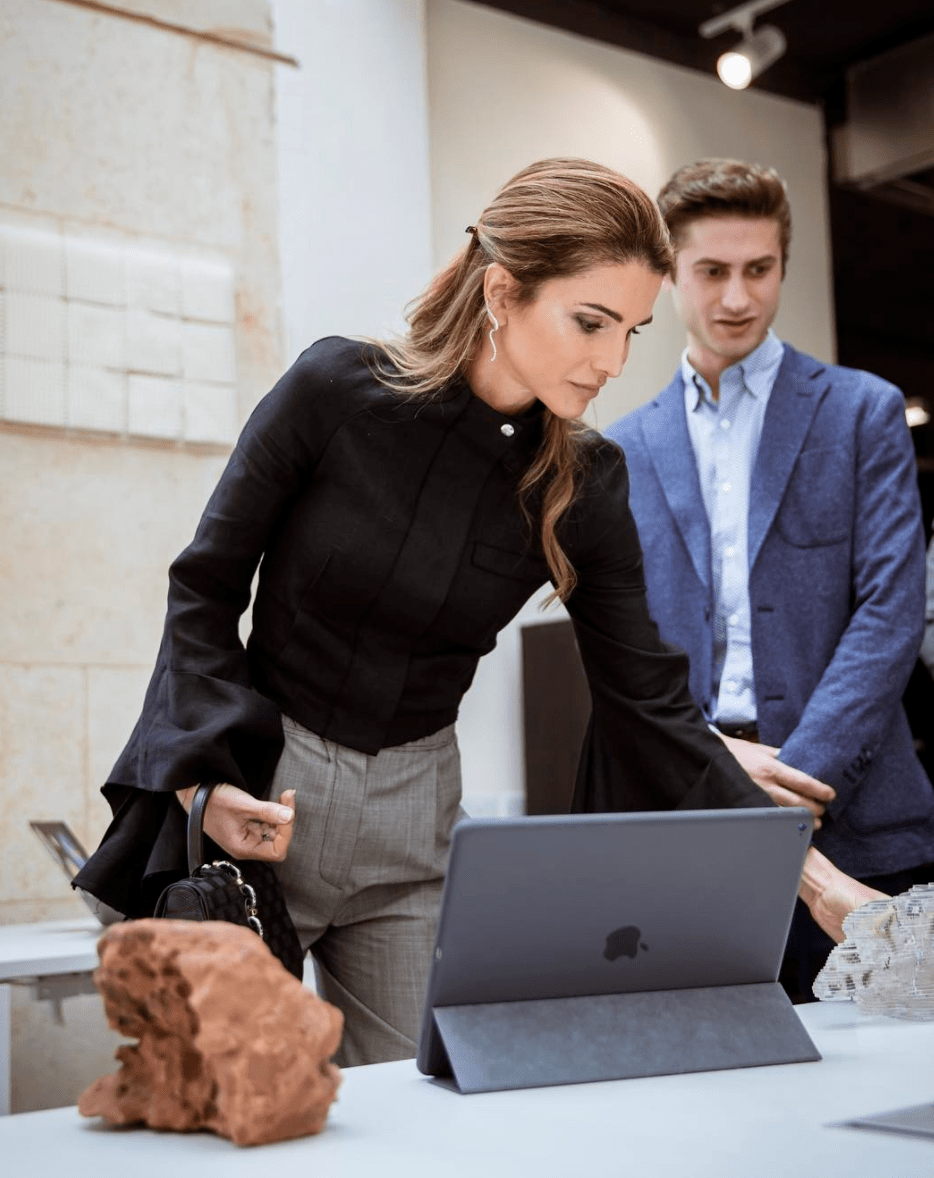 设计|从难民到『全球最美王后』，她比西班牙王后更会穿！