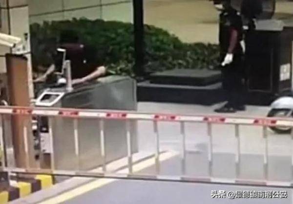 口罩|江苏一男子因未戴口罩与保安发生争吵，其母亲赶来劝解，结果母子大打出手