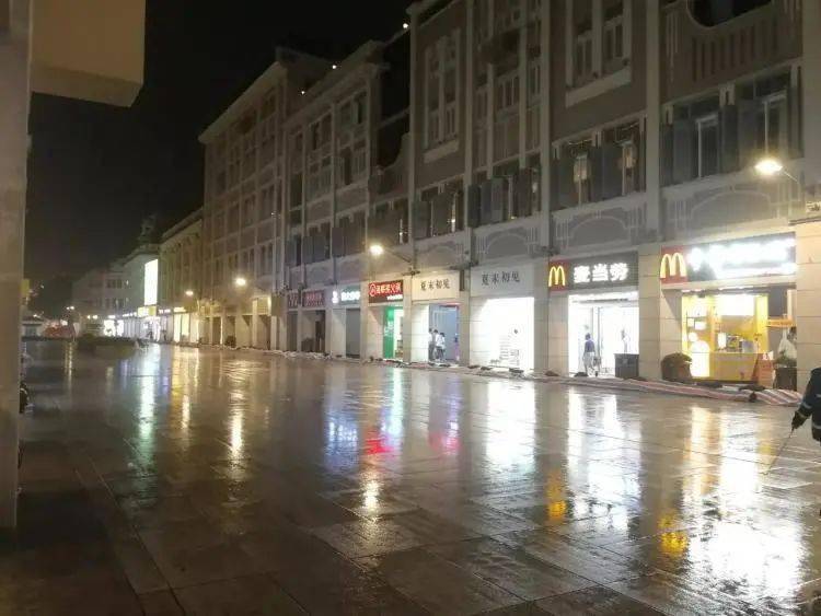 进行|“今早路过厦门这里，水上一片白花花的全是死鱼，好吓人，还看到有人...”