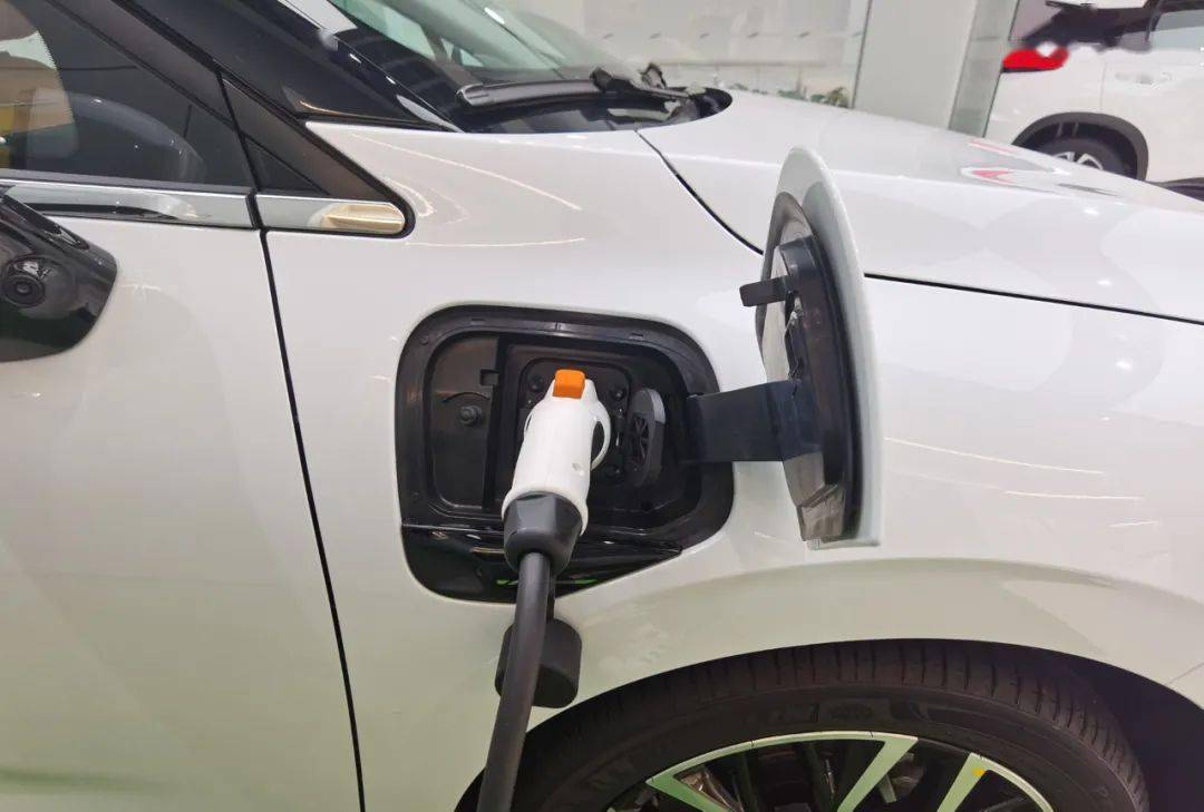 电池方面,小鹏p5搭载最大71.4kwh的电池组,续航里程可达600km.