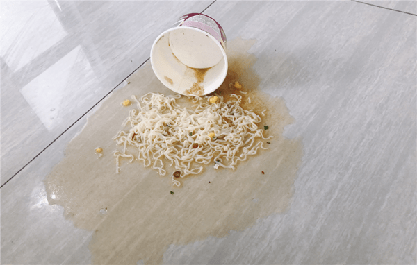 清洗泥水轻松完成,客厅被灰灰打翻在地的泡面怎么办?