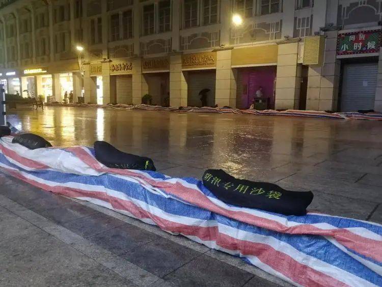 进行|“今早路过厦门这里，水上一片白花花的全是死鱼，好吓人，还看到有人...”