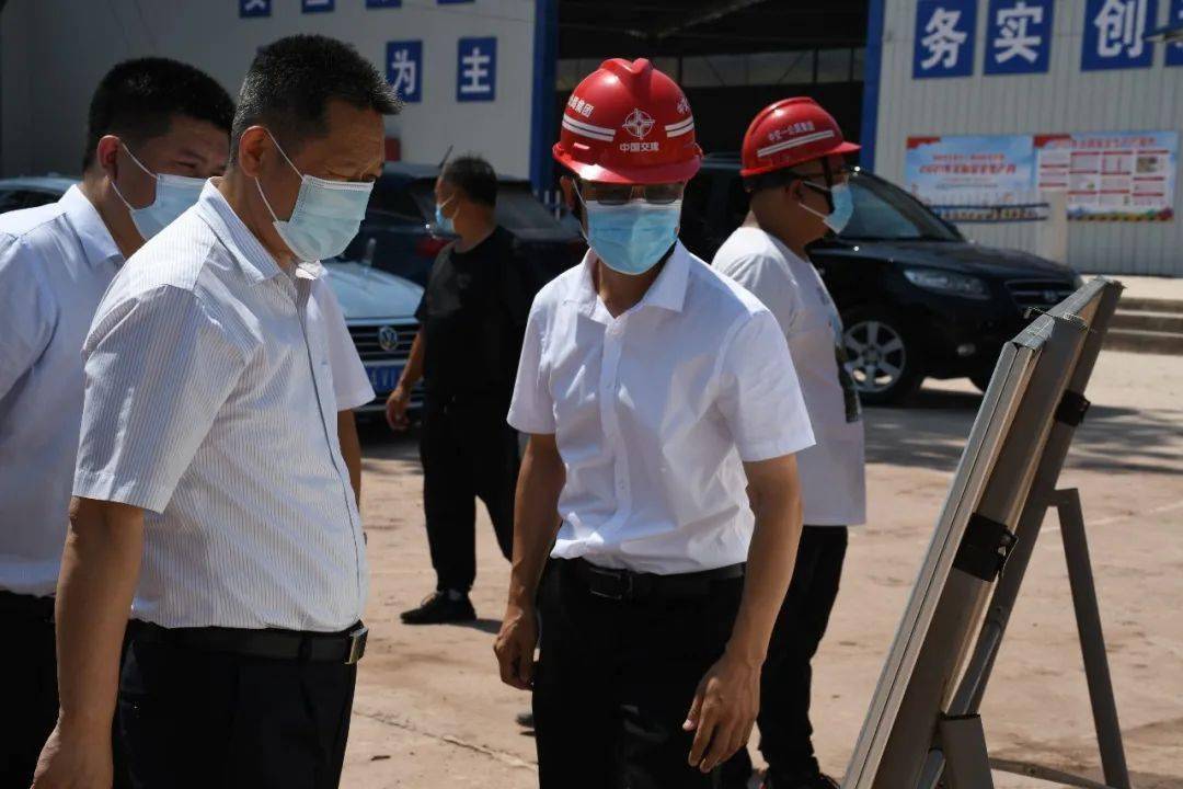 8月3日,铜梁区常务副区长胡华超一行到铜安一分部现场进行调研和慰问