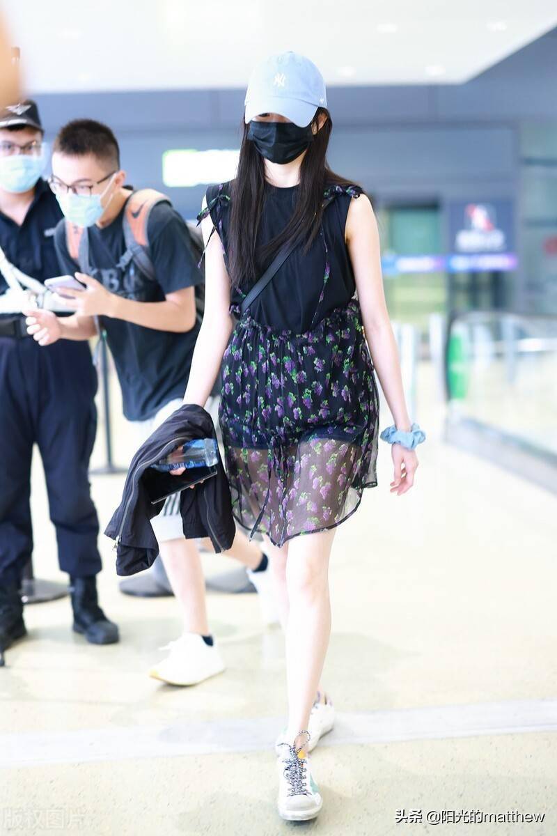 街拍刘浩存黑色无袖tee碎花薄纱吊带裙棒球帽小白鞋清爽干净