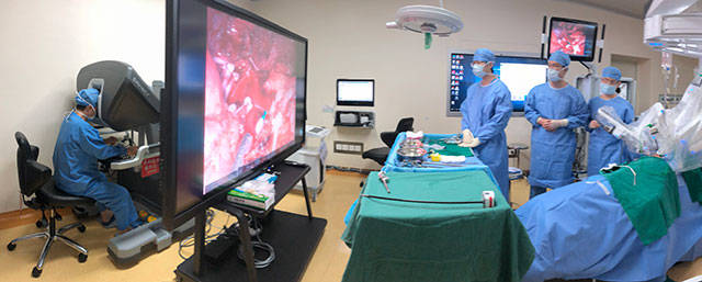 腹腔镜|这台亲体肾移植术，供肾来自五旬老父，取肾的是一条机器臂