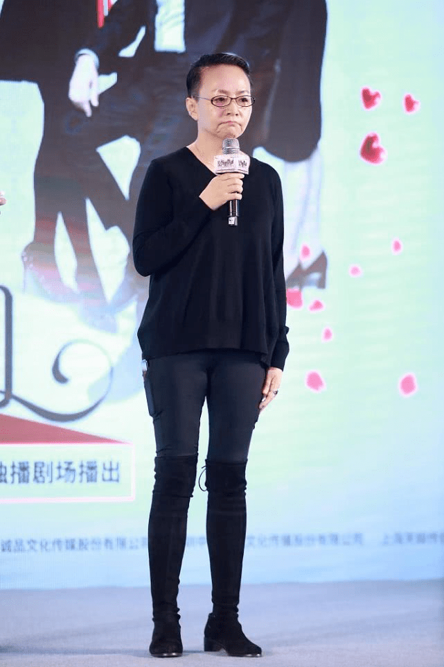 在飞机上拍到宋丹丹60岁还穿短裤露腿是个会赶时髦的潮奶奶