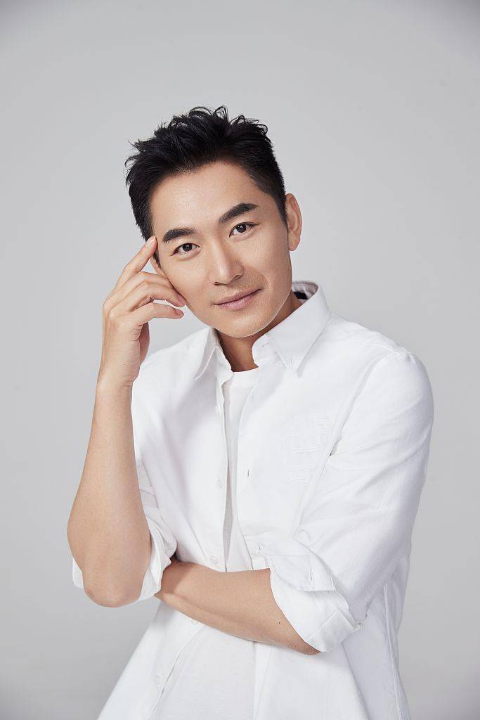 朱泳腾白色look扮温柔绅士 眼眸含笑气质儒雅尽显成熟魅力_写真