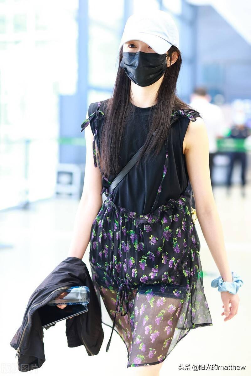 街拍刘浩存黑色无袖tee碎花薄纱吊带裙棒球帽小白鞋清爽干净