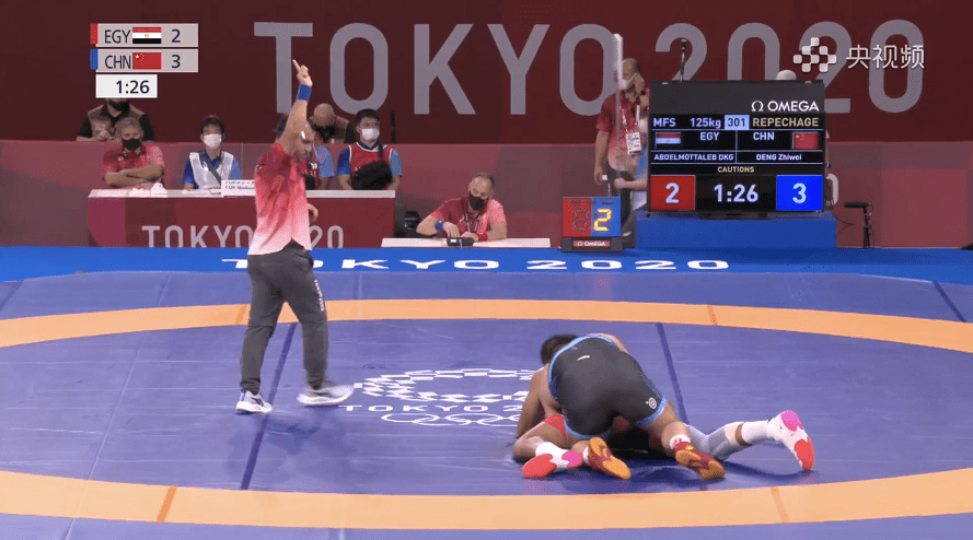 邓志伟在奥运男子自由式摔跤125公斤级复活赛取胜,将争铜牌