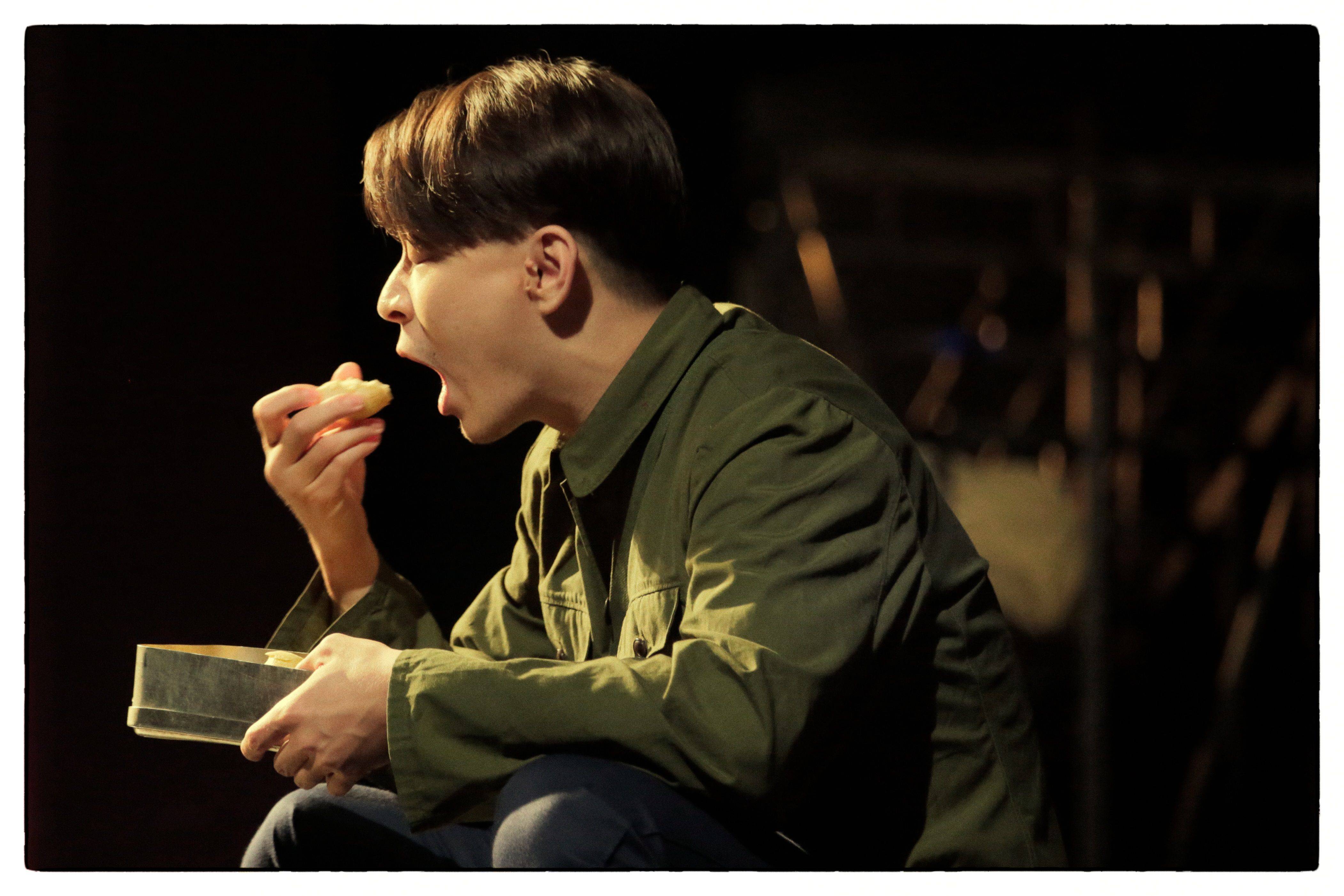 时代|话剧导演黄盈：创作到了自我搏斗的阶段