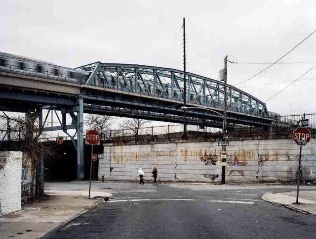 颓废的肯辛顿大道像繁华都市角落的黑暗面,它全长4.