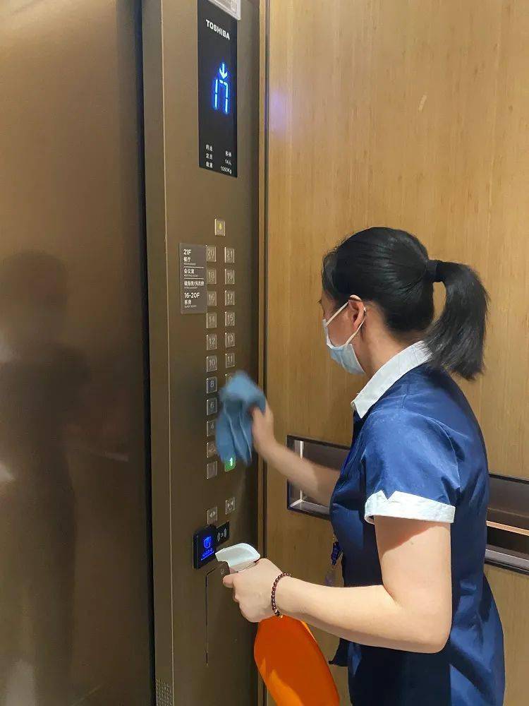 测体温,戴口罩防控措施,接待外地来常人员须查验48小时内核酸检测阴性