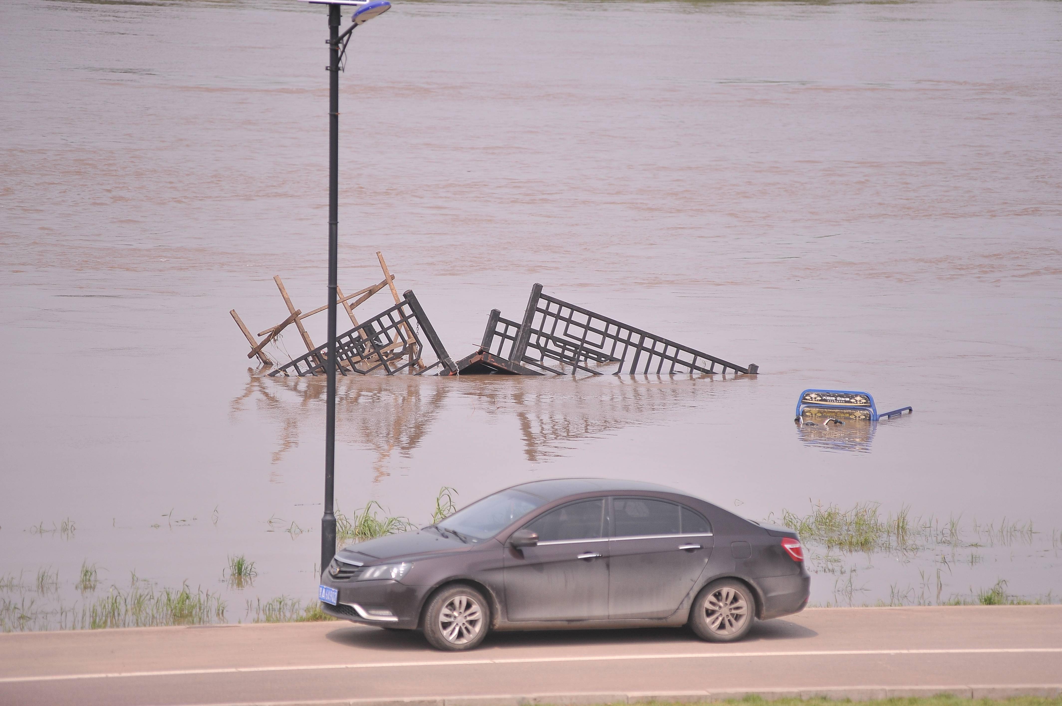 松花江水位还在上涨,距警戒水位0.29米,市民:今年水咋这么大?