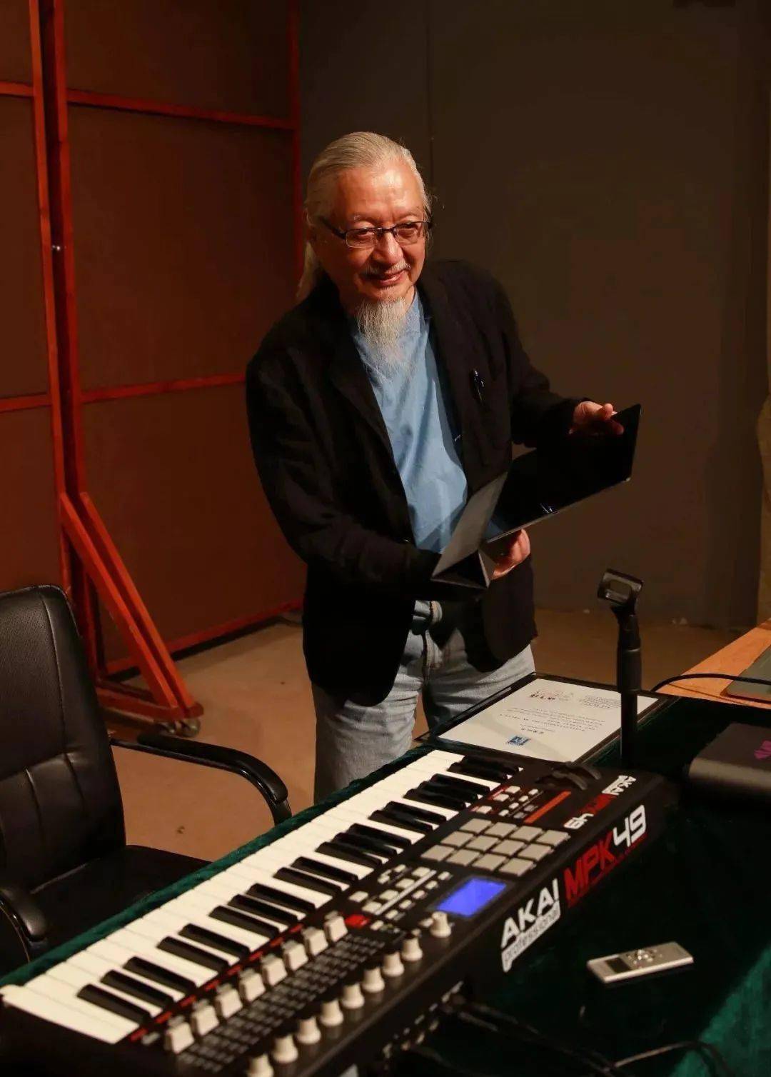 他在香港地位胜过黄霑,一曲捧红刘德华之后,为何再无合作?_胡伟立