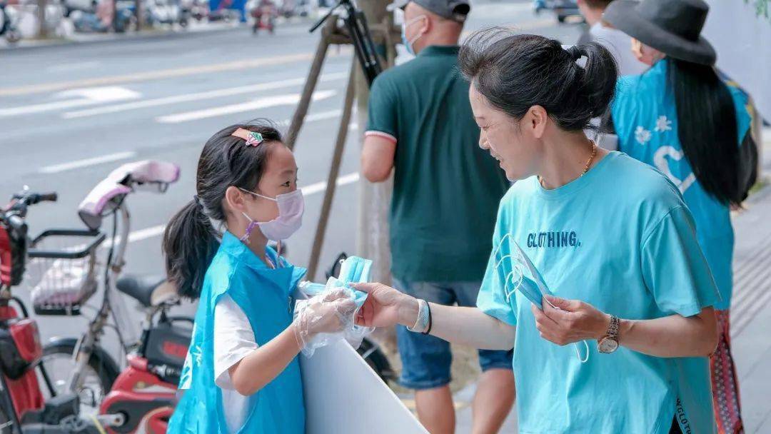 小小口罩传递温暖海安零距离组织志愿者街头助力防疫分发10000个口罩