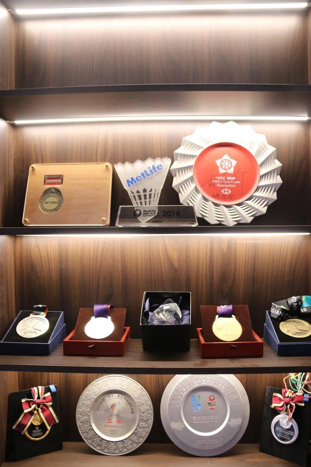 带你去奥运冠军黄东萍家看奖牌