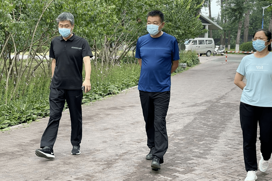 区园林绿化局局长刘晨光到和谐广场公园检查疫情防控工作