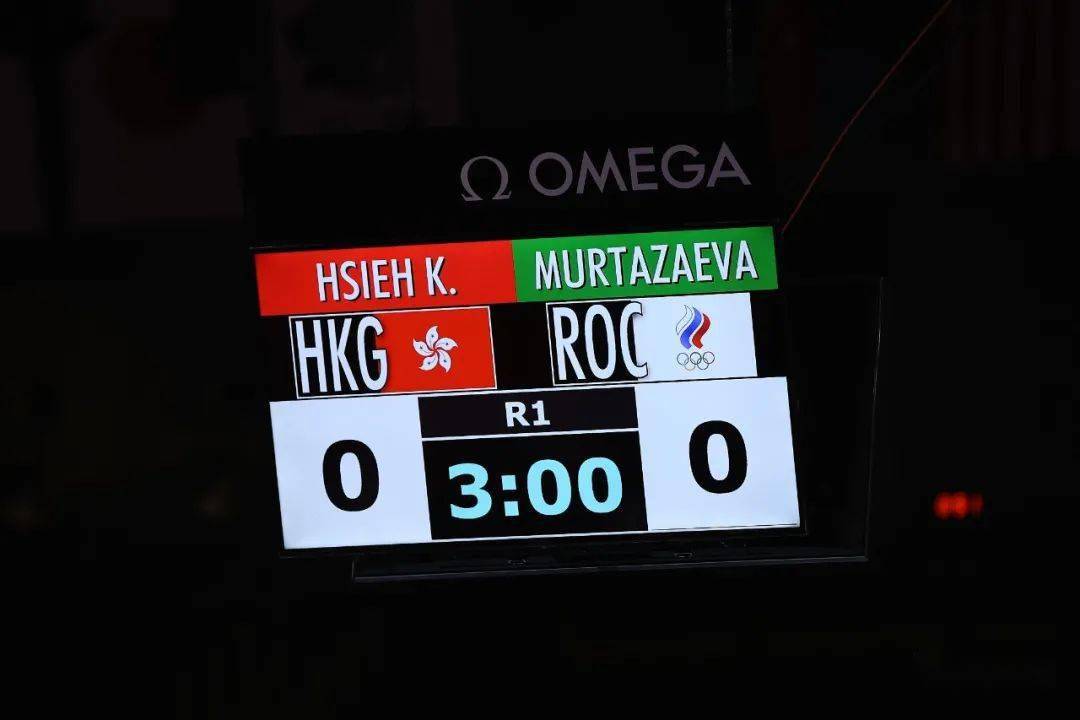 击剑比赛中每回合的三分钟倒计时计分板在彩色击剑赛道上进行预赛击剑