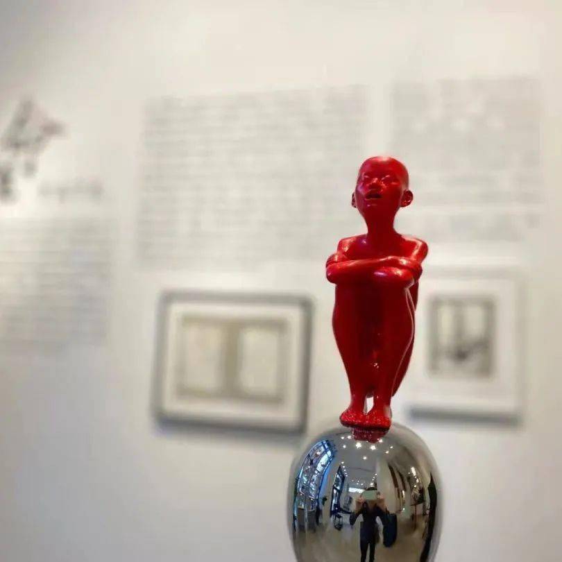 一个瘦削的男孩以耀眼的红色和率真的微笑脱颖而出.