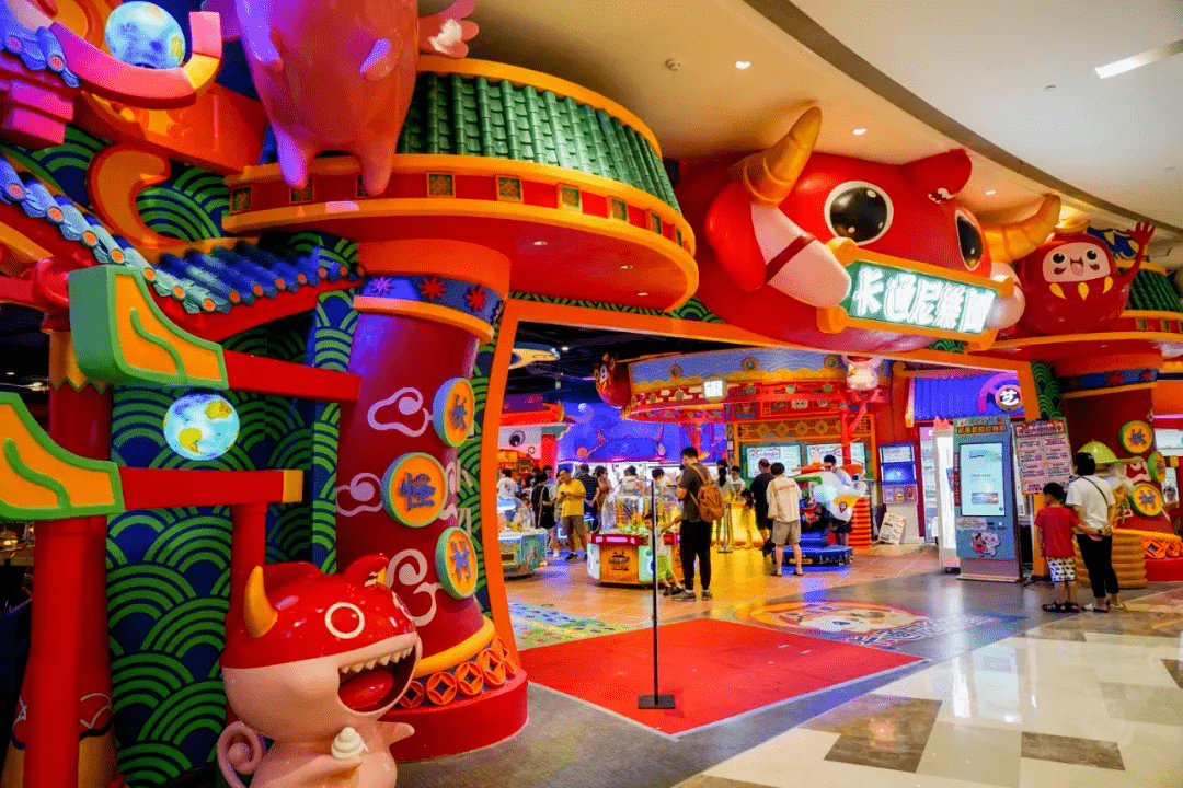 在卡通尼乐园,大朋友小朋友都可以找到乐趣~过山车,旋转木马,桌游赛车