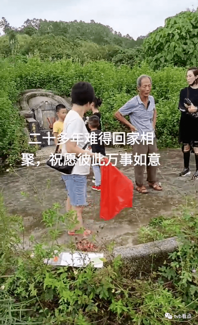 时隔20年回广东汕尾老家祭祖60岁香港男星程东带子女进程氏祠堂跪拜