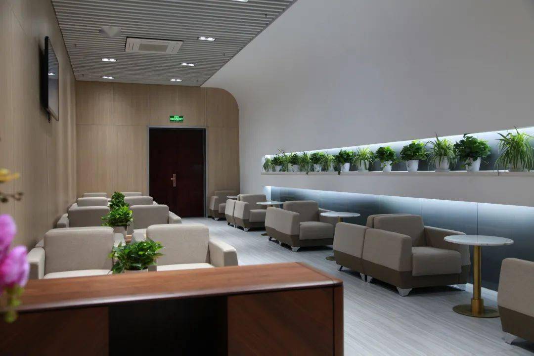 商务座旅客候车室根据疫情防控需要,青岛机场站开行的g2072/69次,g