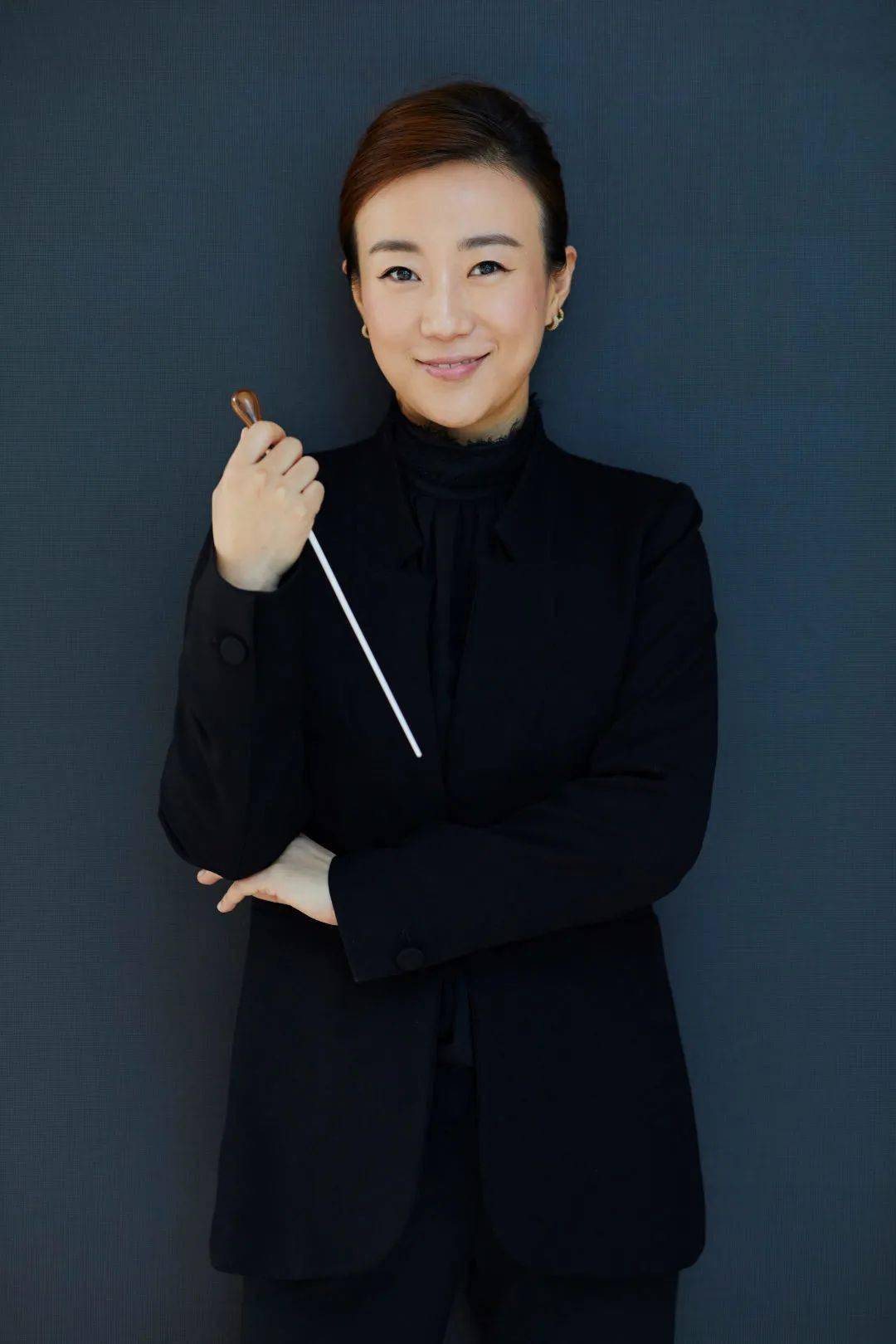 由余隆先生指挥广州交响乐团,华南师范大学合唱团,女高音李晶晶以及男