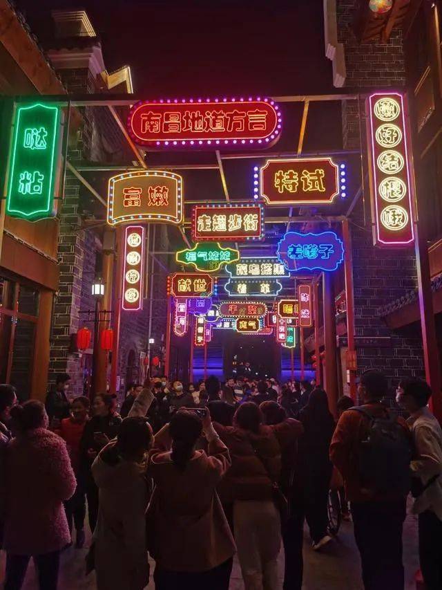 万寿宫历史文化街区和湾里太平镇心街景德镇的陶溪川文创街区和三宝蓬