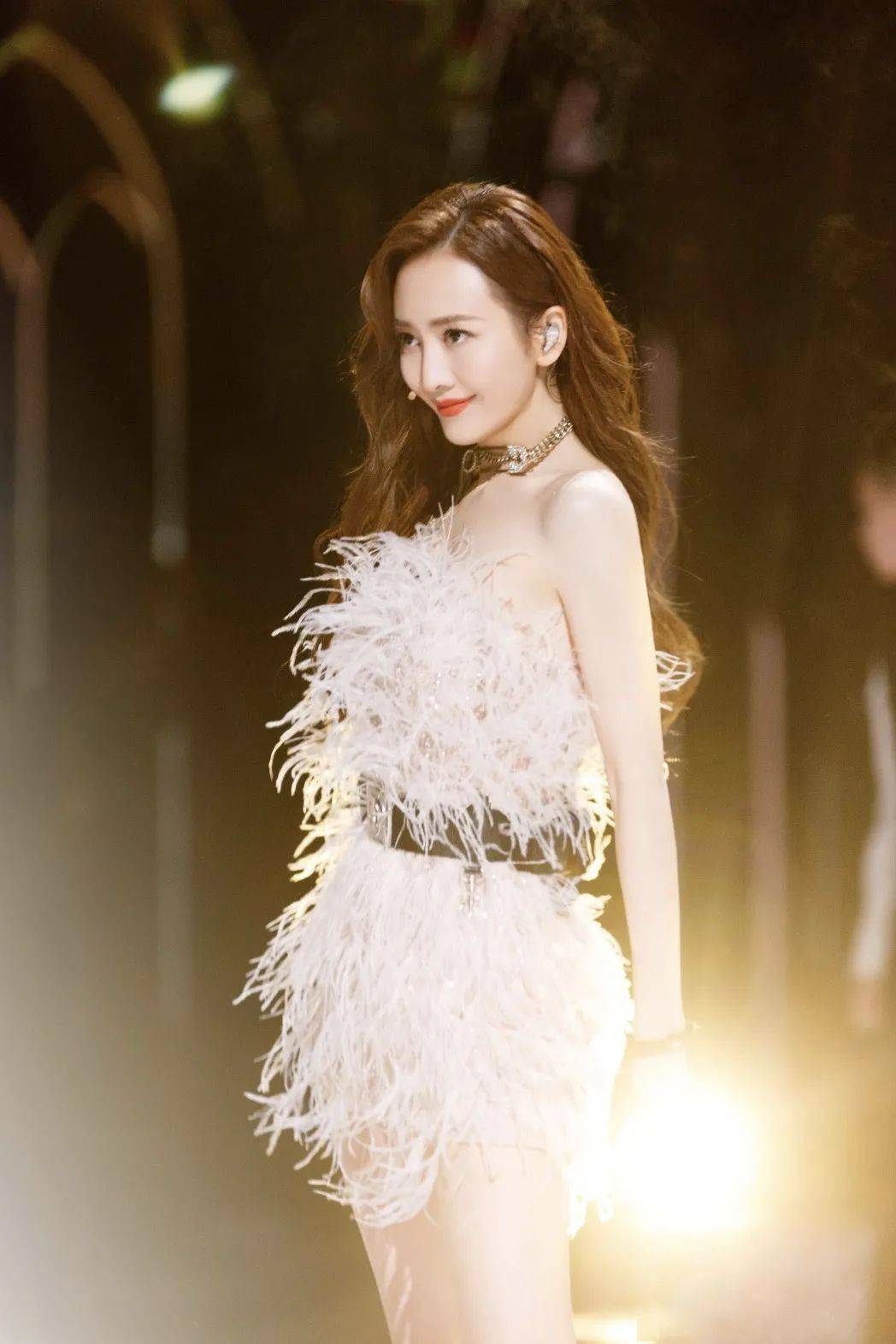 羽毛|女明星们争相尝试的白色羽毛造型也太绝了!