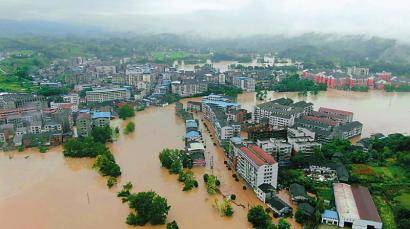 8月8日16时,达州市大竹县杨家镇被洪水围困.田茂林 摄