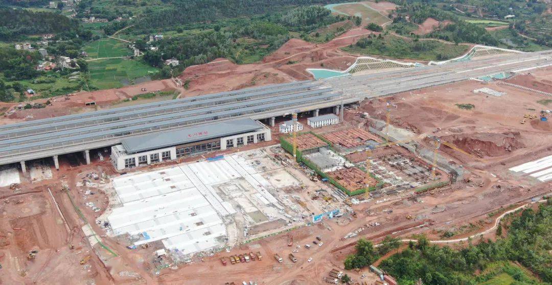 赣深高铁龙川西站站房整体外立面完成了95未来至深圳缩短至1小时