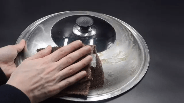 锅盖|用完的牙膏管别扔掉，放在厨房一年能省不少钱，邻居见了纷纷学！