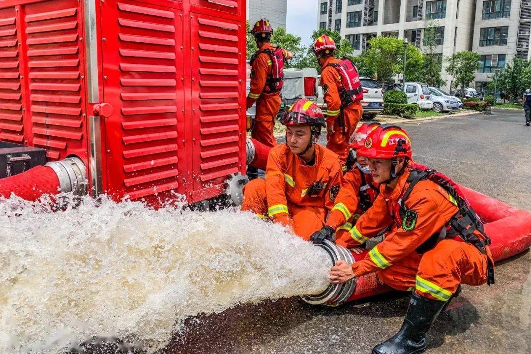 橙意暖心网友笔下郑州消防的暴雨救援上