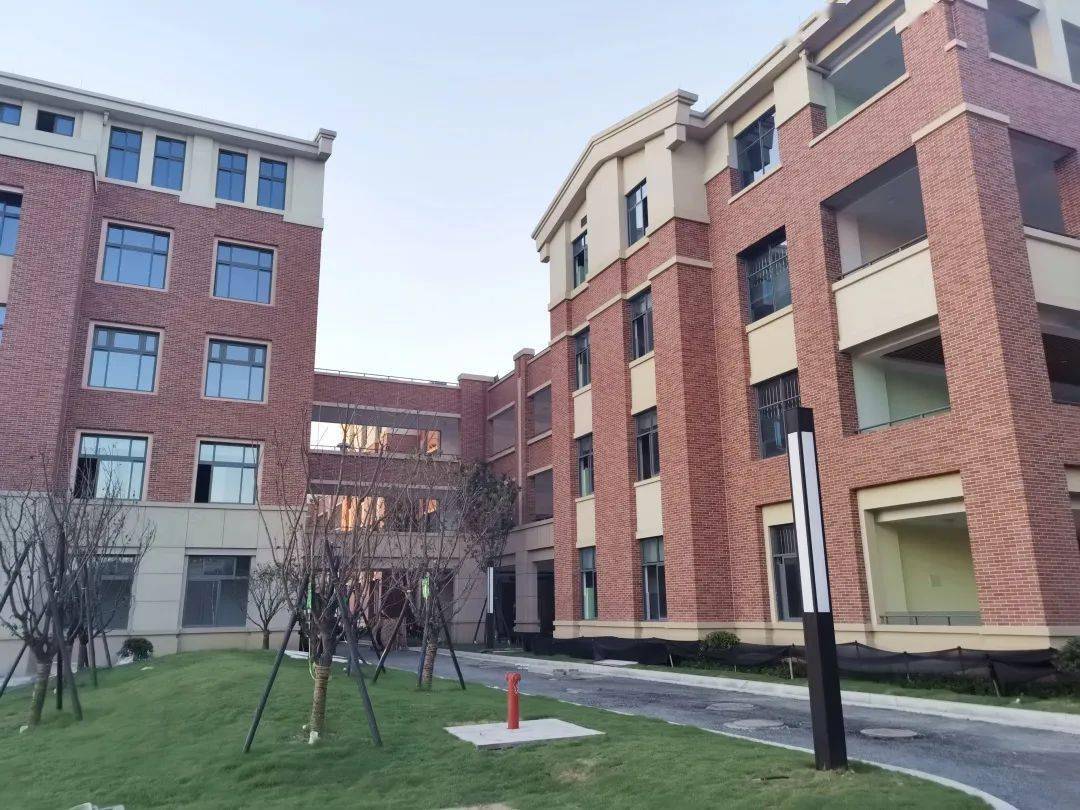 向上滑动阅览仓前云溪小学设计理念:学校整体造型元素体现建筑的科技