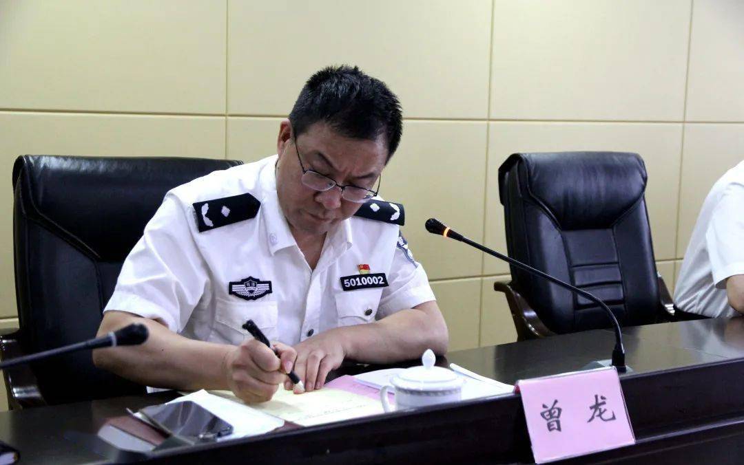 会议由市监狱局党委副书记,政委曾龙主持,市司法局一级巡视员王鹏斌