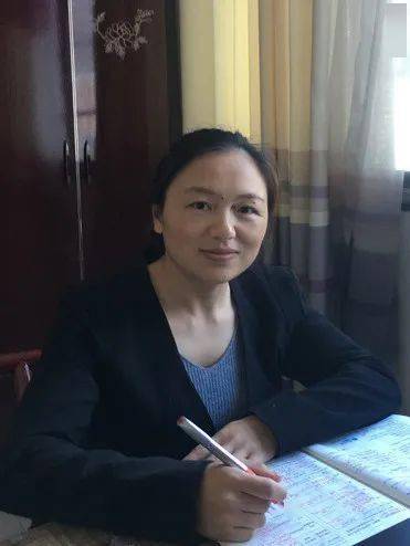 她就是一直在上塔市镇中心学校任教初三化学的曾慧老师