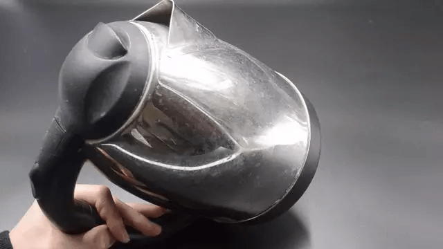 锅盖|用完的牙膏管别扔掉，放在厨房一年能省不少钱，邻居见了纷纷学！