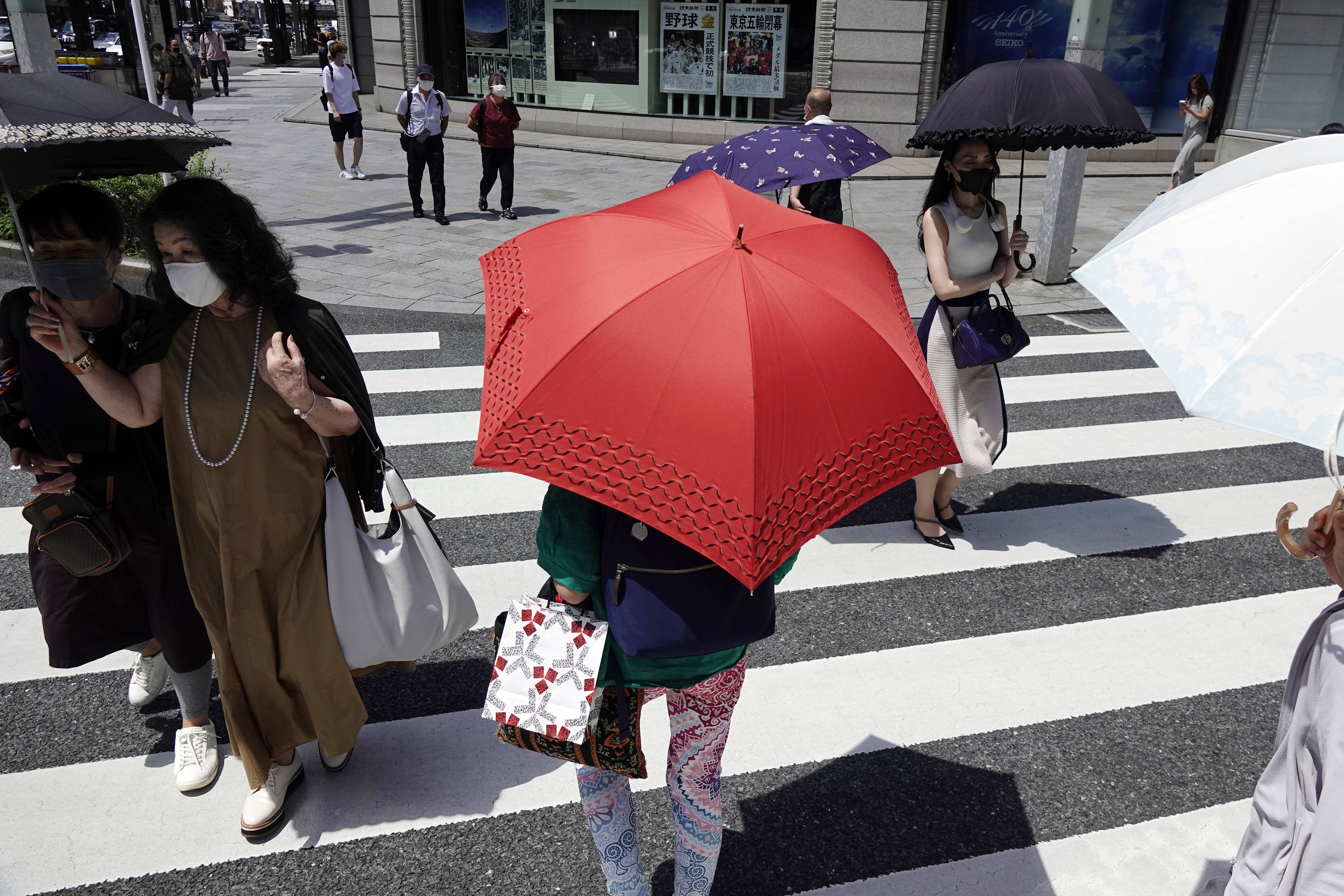 8月10日,行人打伞走在日本东京街头