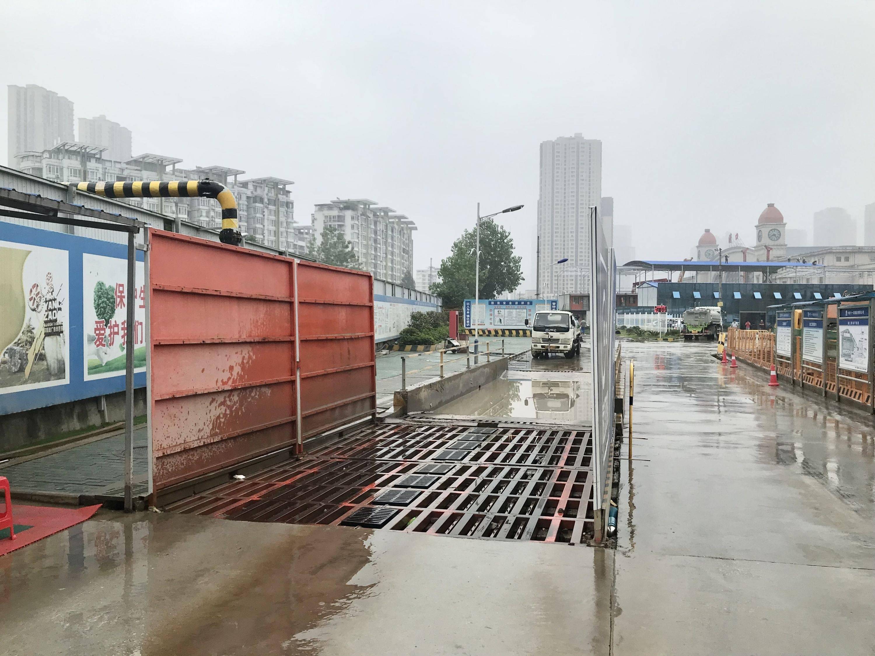 首先进入视野的是干净整洁的工地道路和自动洗车槽.