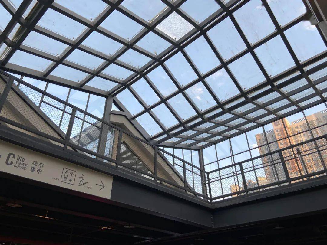 设计上,叁伍壹壹保留了原工厂低密苏式厂房,工业遗迹,锯齿形采光天窗