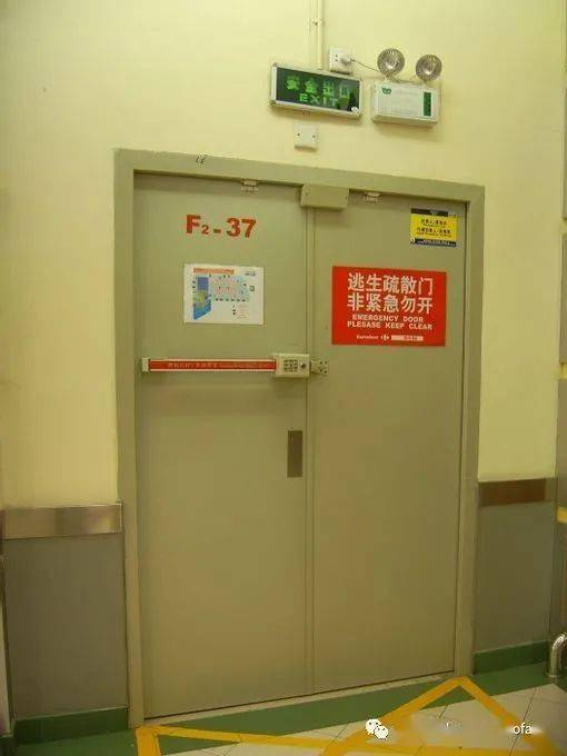 指示图上应标明疏散路线,安全出口,人员所在位置和必要的文字说明