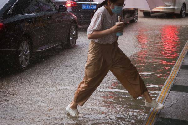 上海遭遇大暴雨,南京西路恒隆广场门口积水淹过脚面