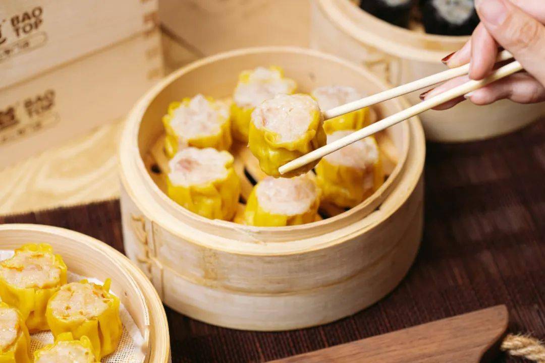 皮都得经过千百次的捶打并醒发17分钟,才能有软滑带韧,均匀微透的黄皮