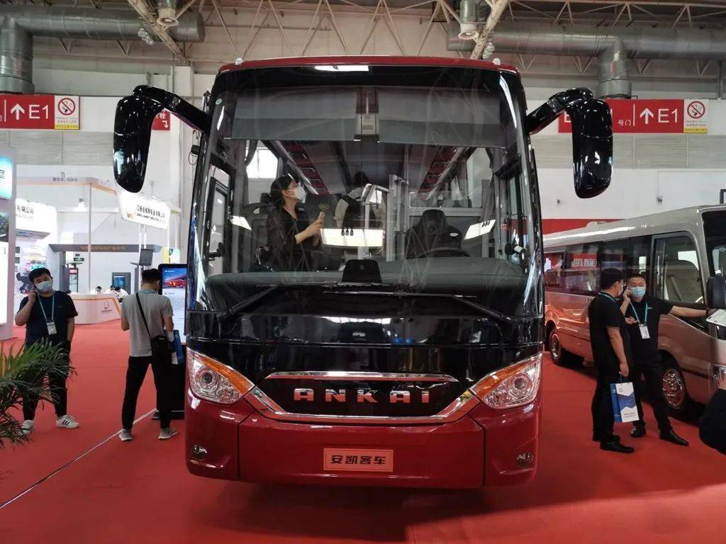 欧洲范儿十足 少见的安凯a913三轴高客