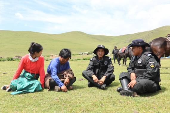 8月3日,玛曲县公安局草原骑警大队队员到当地牧民斗格家中走访