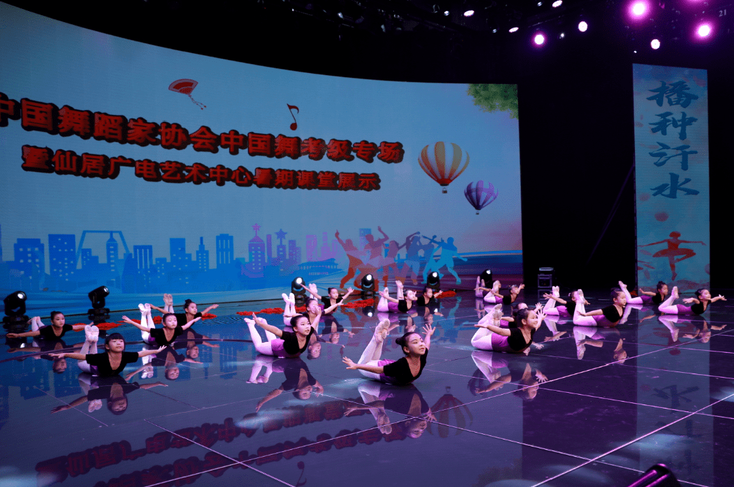 下面我们来见证舞蹈精灵们耕耘着自己的梦想小朋友们在舞台上用汗水